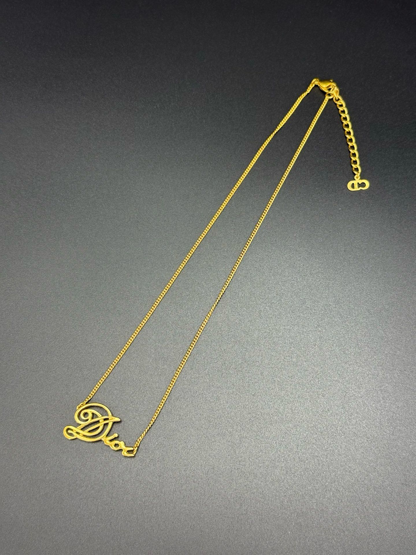 Dior字母項鍊
鏈長約41-46cm可調節
$1780