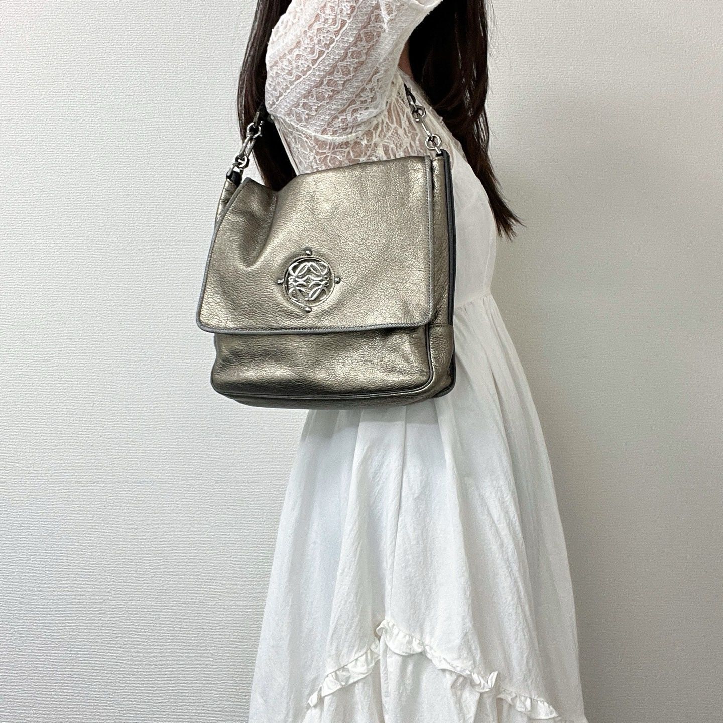 Loewe 鏤空雕花翻蓋腋下包
$5988