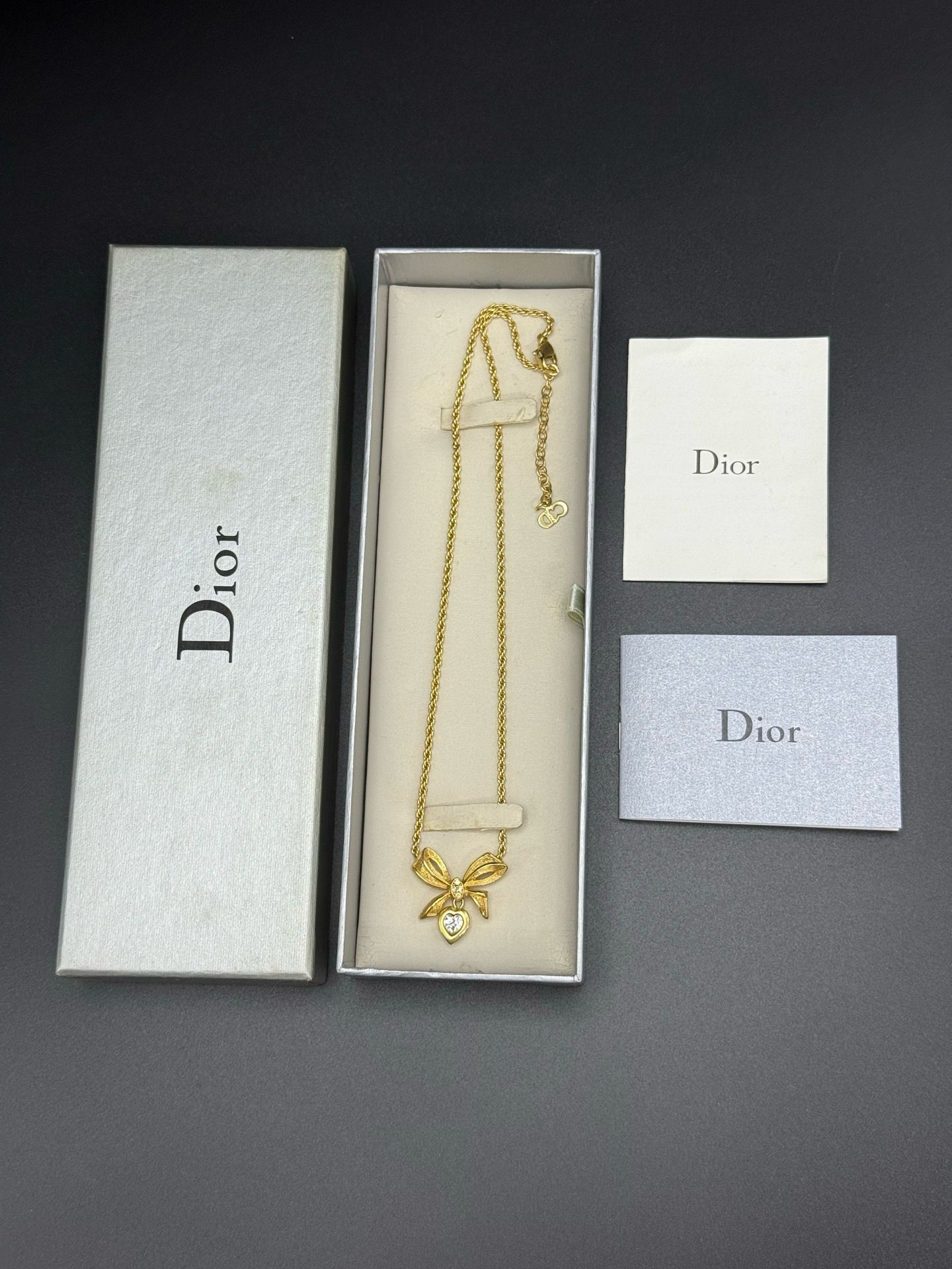 Dior蝴蝶結🎀項鍊 ➕盒➕冊
鏈長約39-44cm可調節
吊墜約2.5*2.5cm
$1788