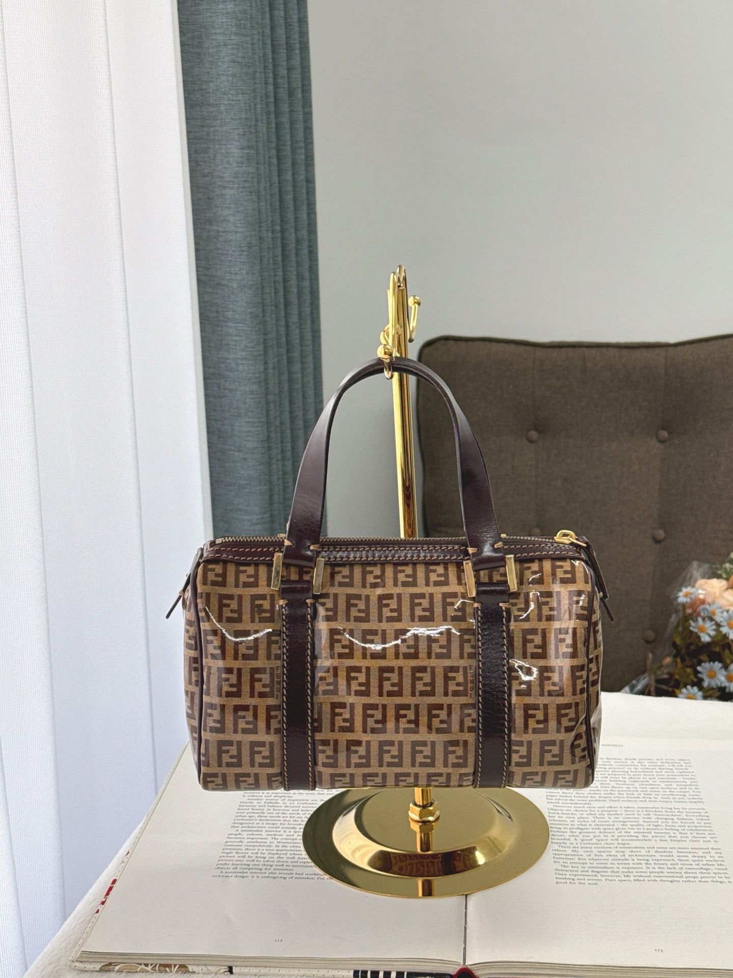 Fendi棕色老花波士頓  
尺寸約24*9*14cm
$4998
