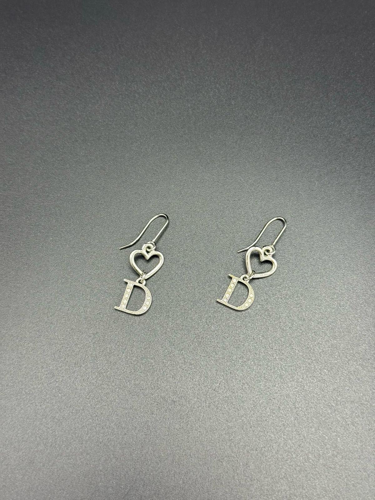 Dior耳墜  ➕袋➕盒➕冊
尺寸約3*1cm
$1880