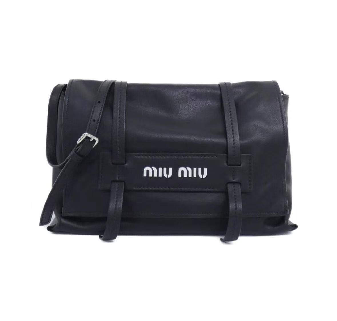 Miu Miu 黑白配色牛皮郵差縱：約 18cm
橫 : 約 28cm 
寬 : 約 12cm 
$6928
