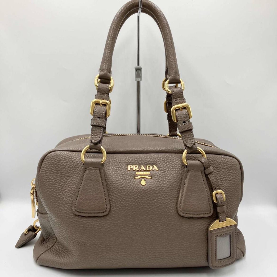 Prada 大象灰牛皮保齡球托縱：約 18.5cm
橫：約 31cm
寬：約 15cm
$4695