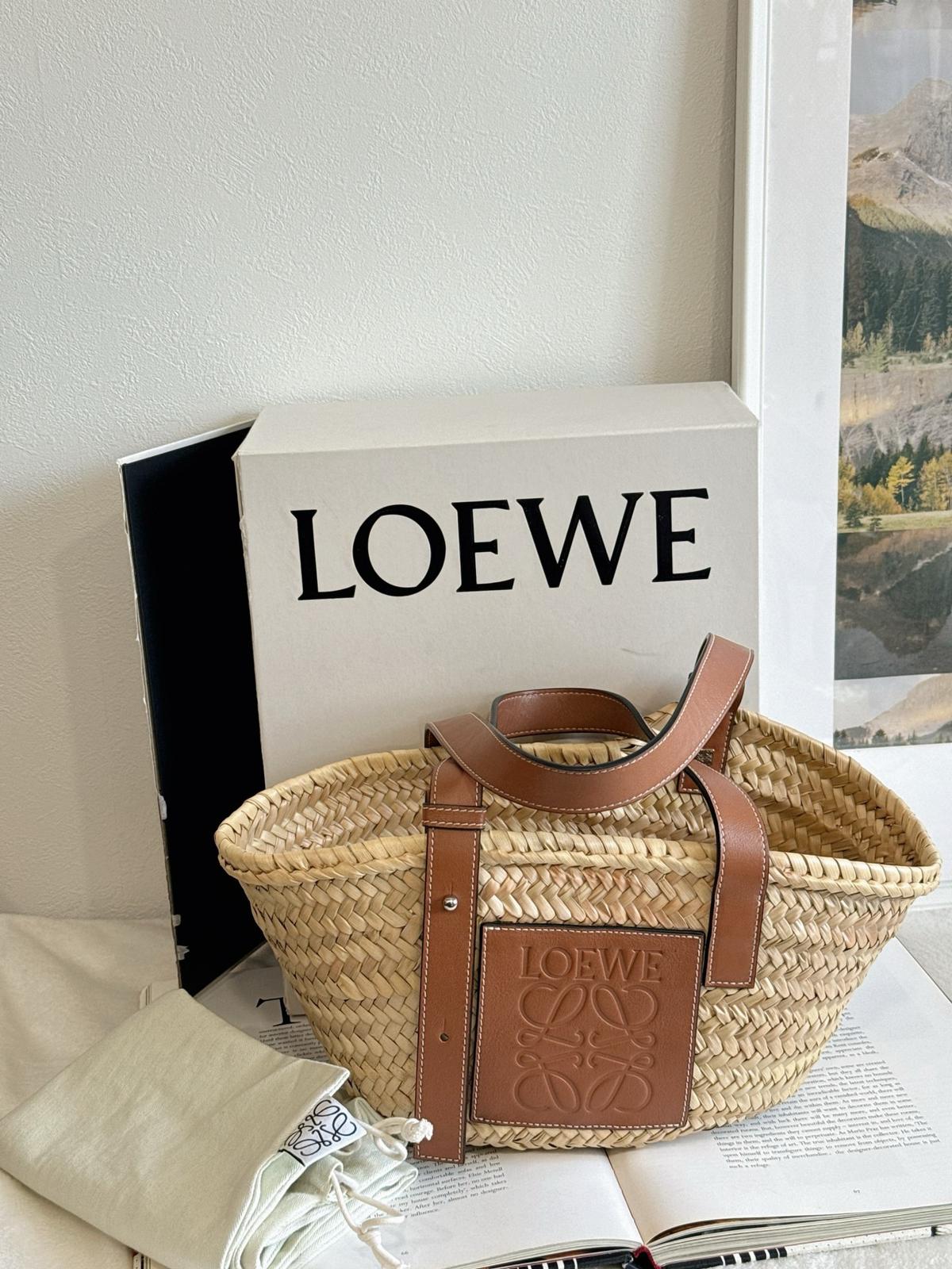 Loewe草編包 ➕袋➕盒
尺寸約20*13*19cm
$4238