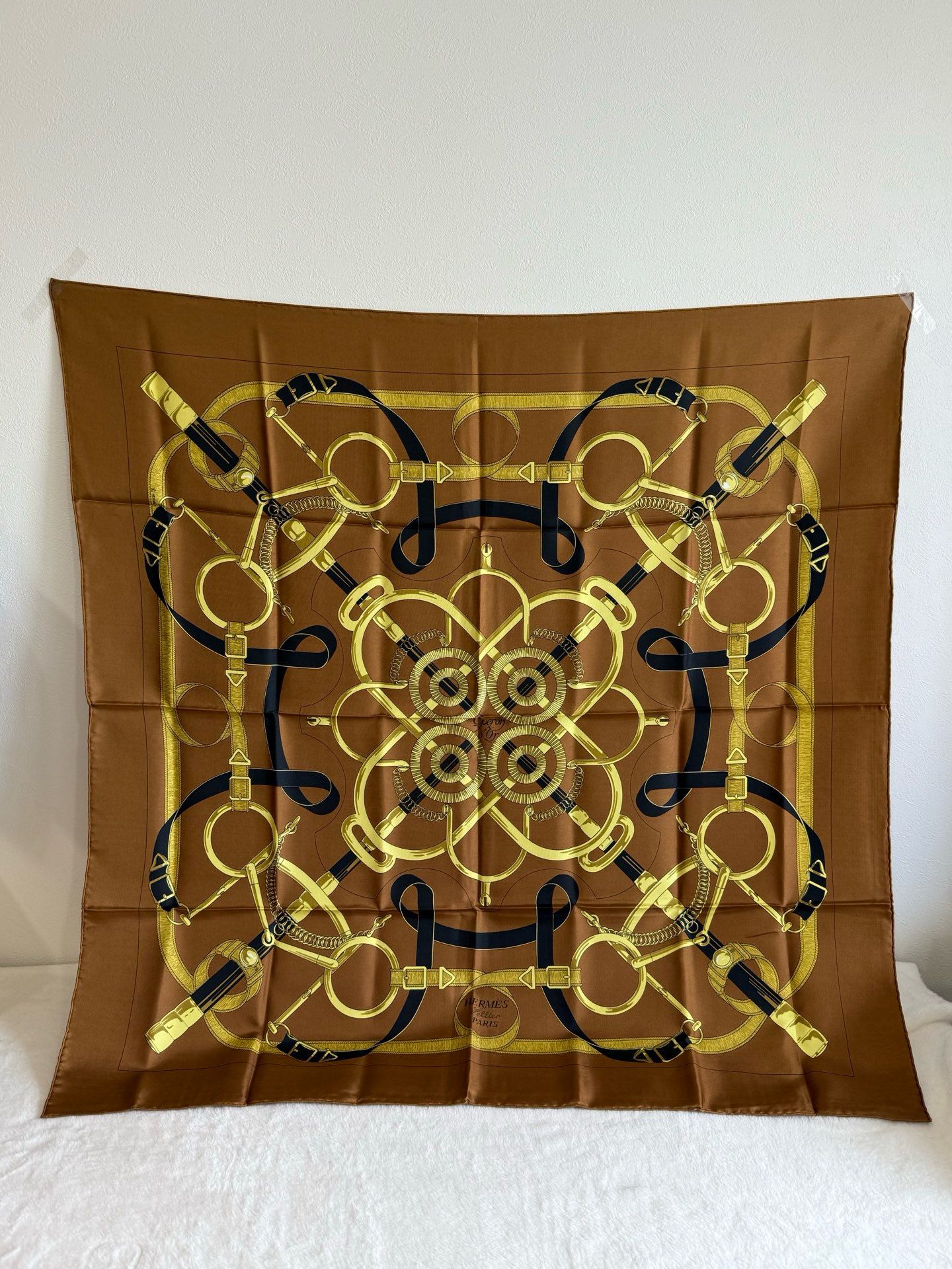 Hermes絲巾 ➕盒
黃金の拍車　90*90  100%silk
$2350