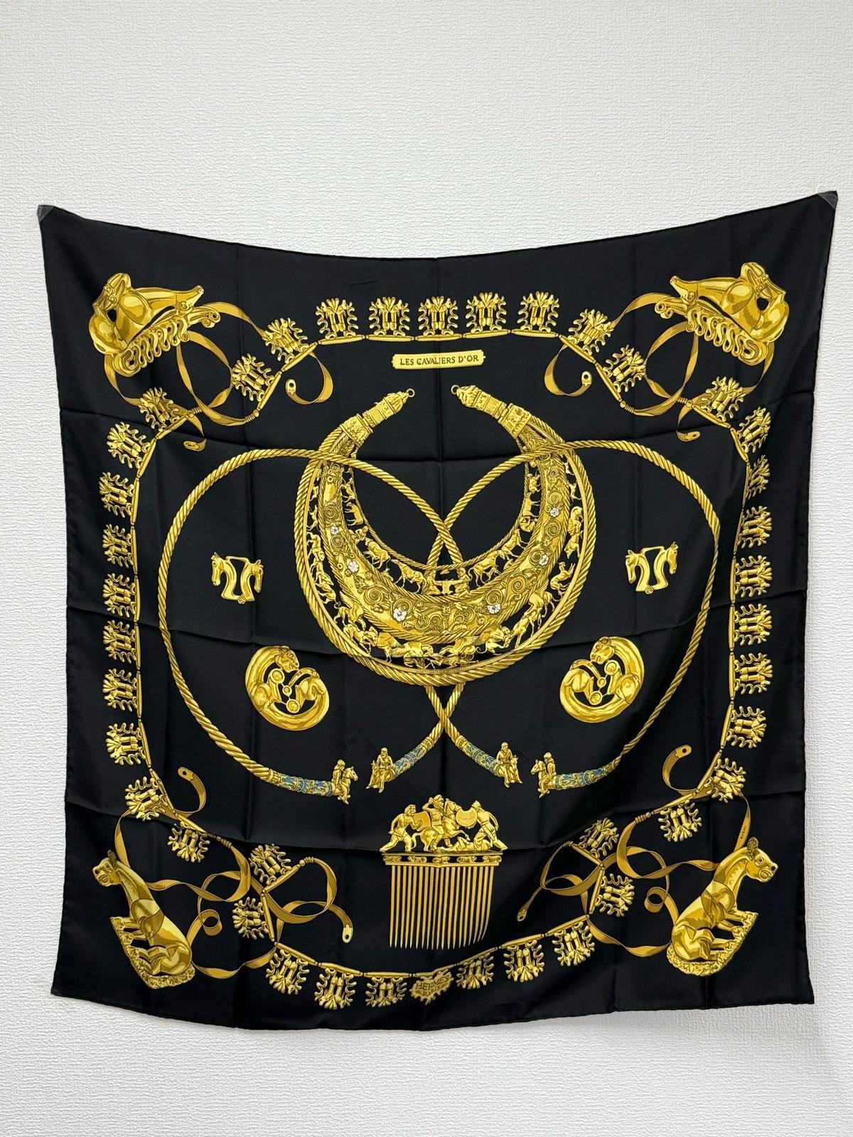 Hermes絲巾《黃金的騎士》
90*90cm 100%silk
$2250
