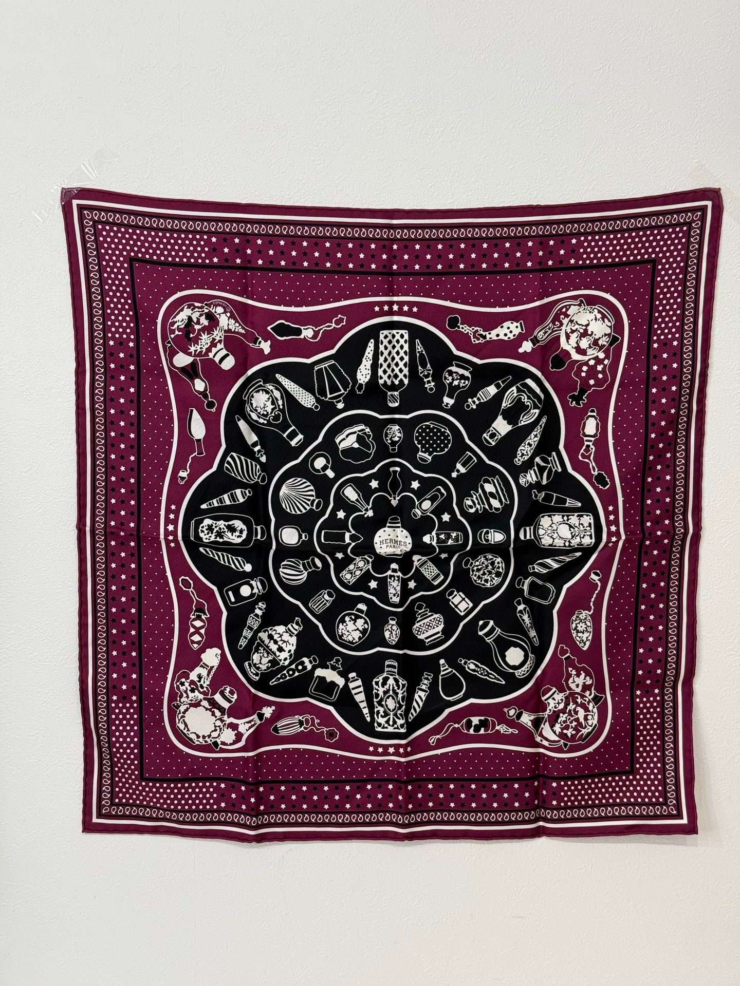 爱马仕丝巾 Bandana香水瓶 ➕盒 保存品
55*55cm 100%silk
$2068