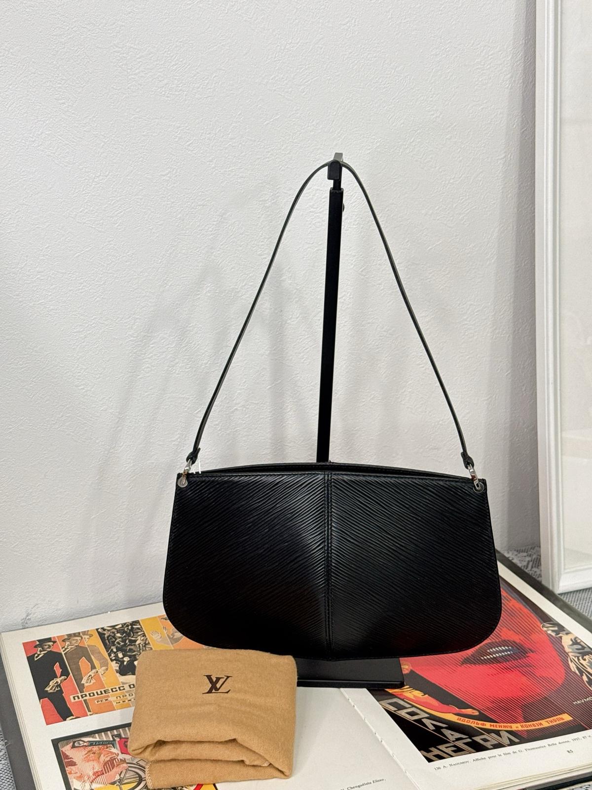 LV黑色水波纹贝壳腋下包 ➕袋
尺寸约26*17cm
$4938