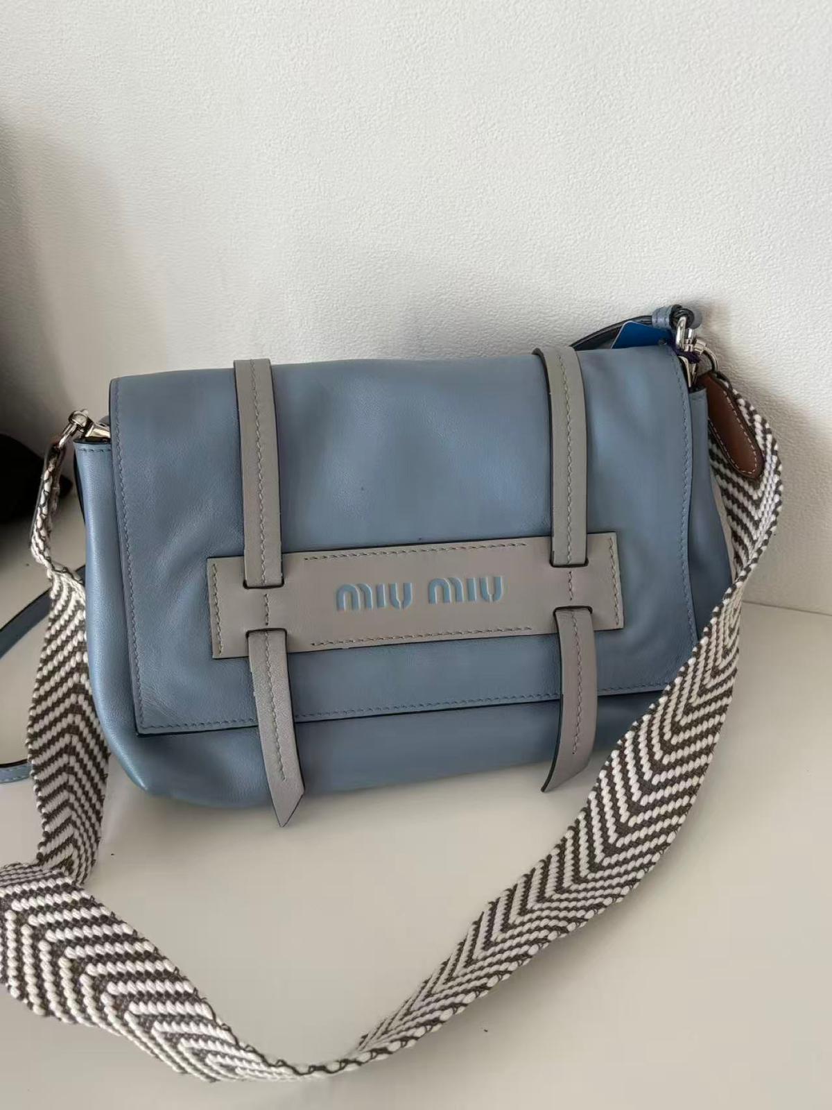 MIUMIU霧霾藍拼色牛皮郵差包
非常稀有 斜挎肩帶原裝 單肩肩帶後配
$6268