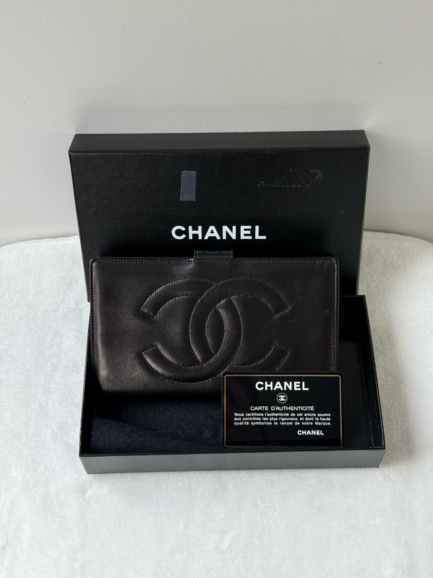 Chanel錢包 ➕標➕卡➕盒 4開
尺寸約17*10*2cm
$3998