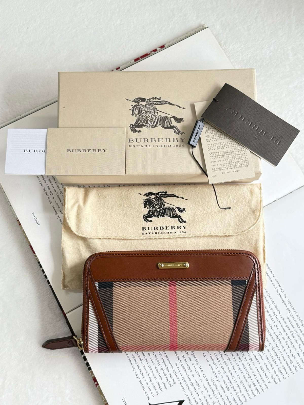 Burberry經典格紋錢包  ➕袋➕盒➕冊➕吊牌
尺寸約19*2*10.5cm
$2588