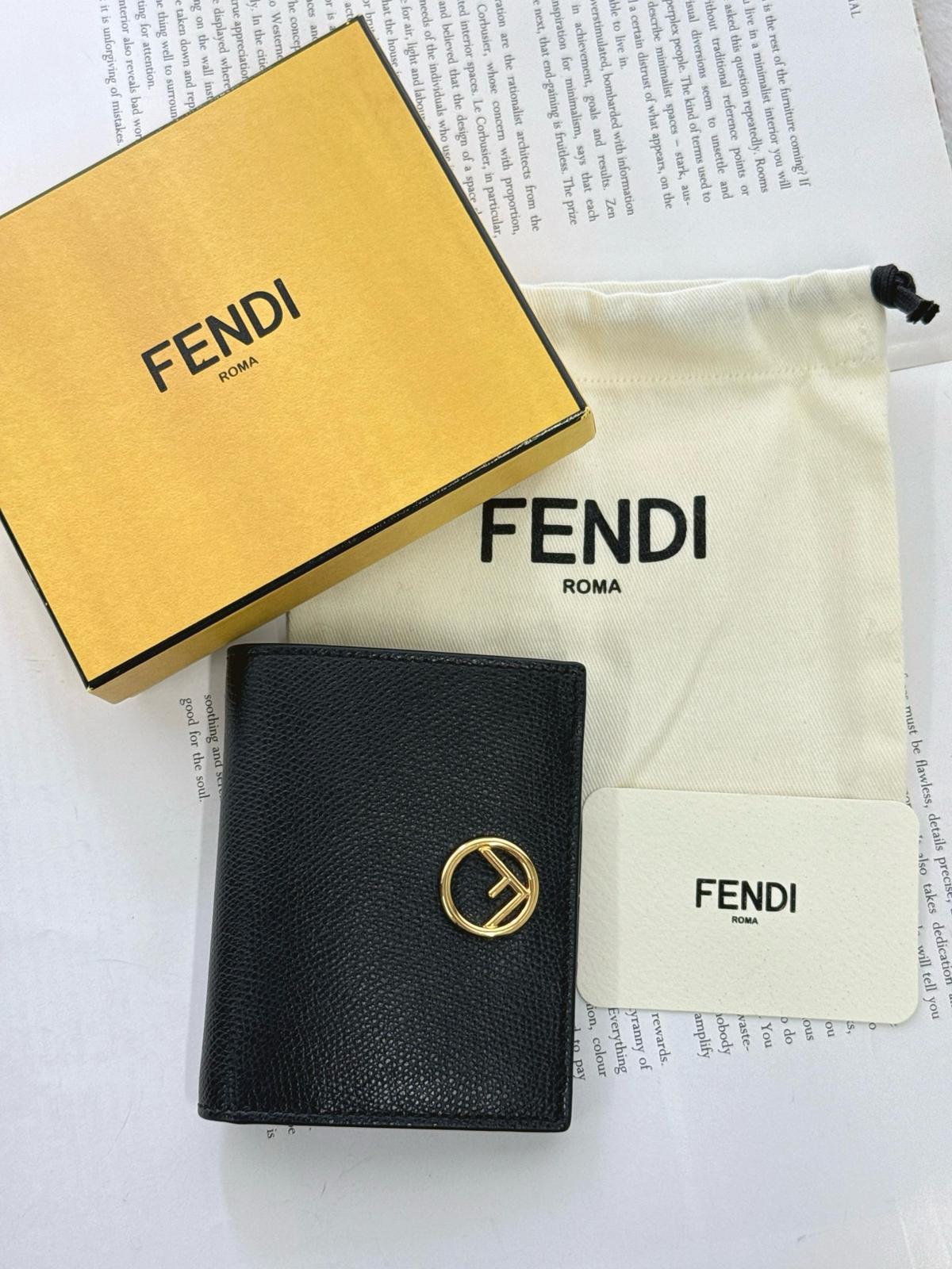 Fendi黑金牛皮钱包 ➕袋➕盒➕卡 保存品
尺寸约11.5*2*9cm
$3450