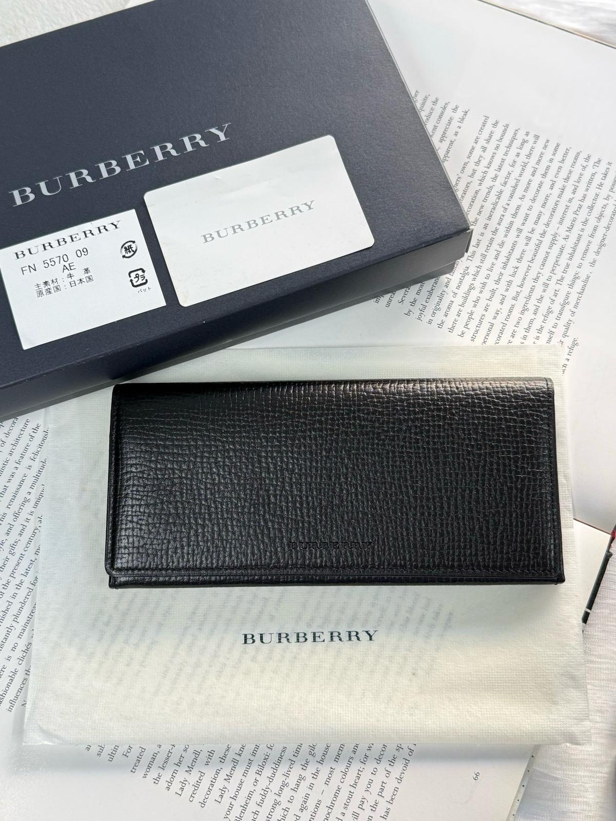 Burberry錢包 ➕袋➕盒全套保存品
尺寸約19*2*8.5cm
$2288