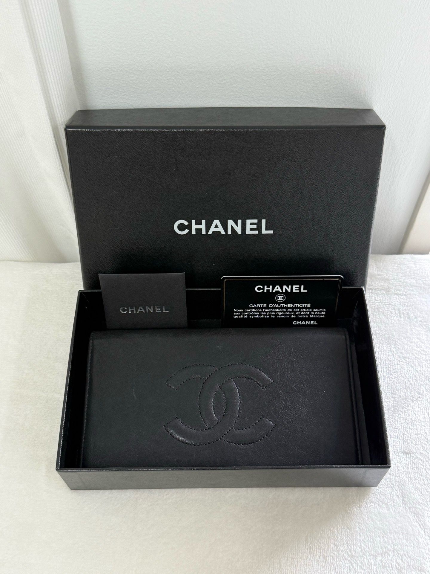 Chanel黑色錢包  ➕標➕卡➕冊➕盒 10開
尺寸約10.5*2*18.5cm
展開尺寸約21*1*18.5cm
$3138
D035897