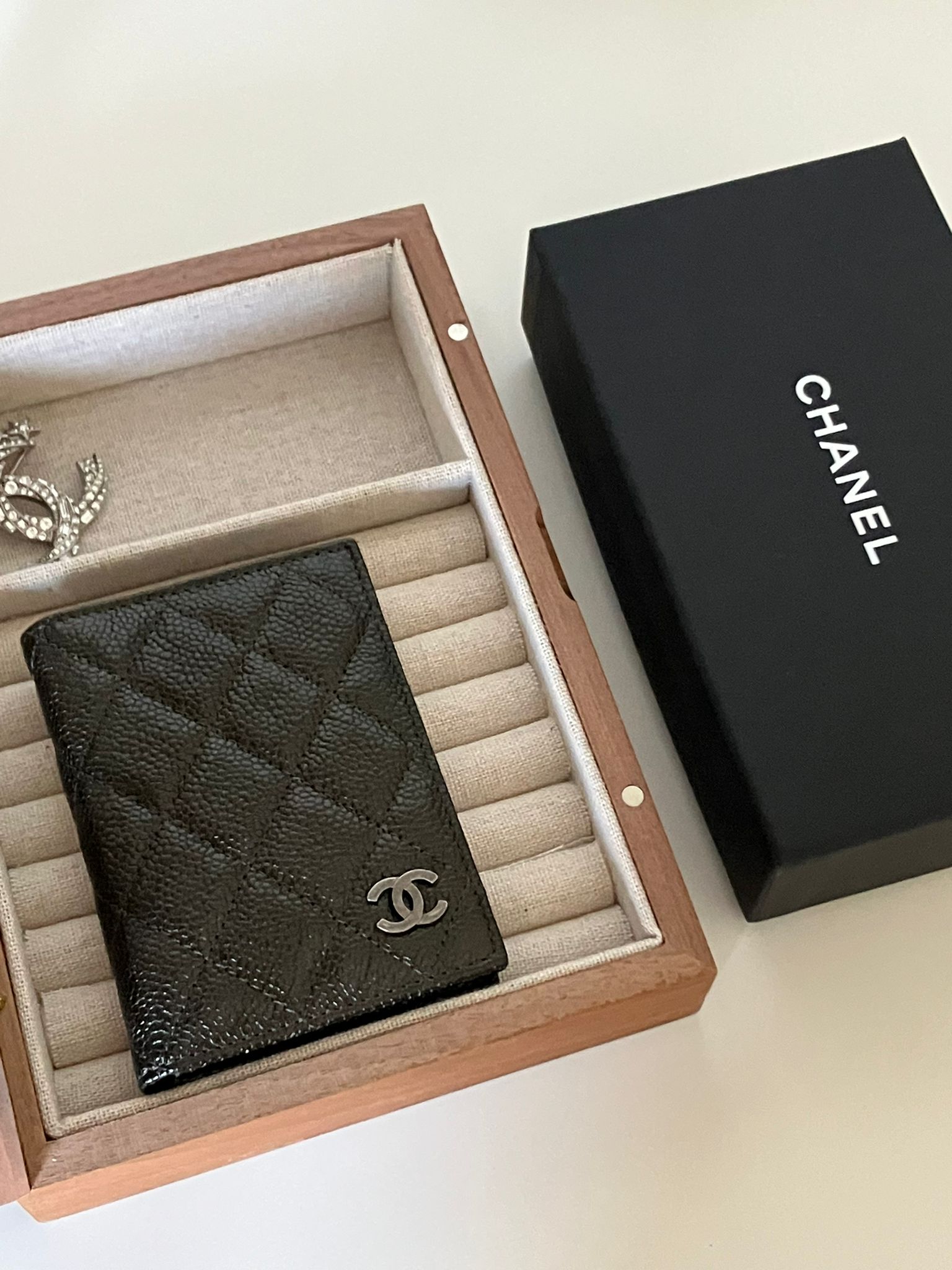 香奈兒CHANEL黑銀魚子醬牛皮銀扣卡包
可以放8張左右的卡
大全套近新未使用保存品
💰$4960 hkd