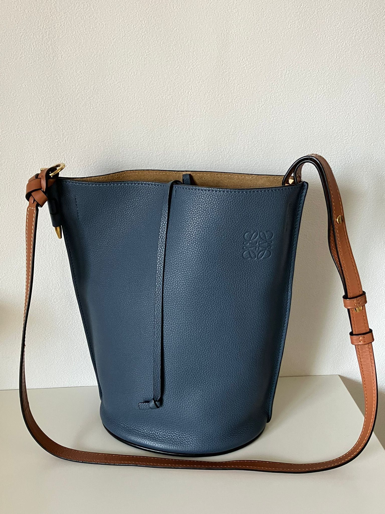 Loewe 牛仔色牛皮水桶包
$5040